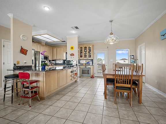 4th image of 130 Bay Harbor Dr