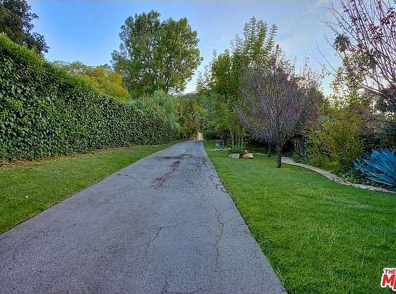 3rd image of 4011 Hollyline Ave