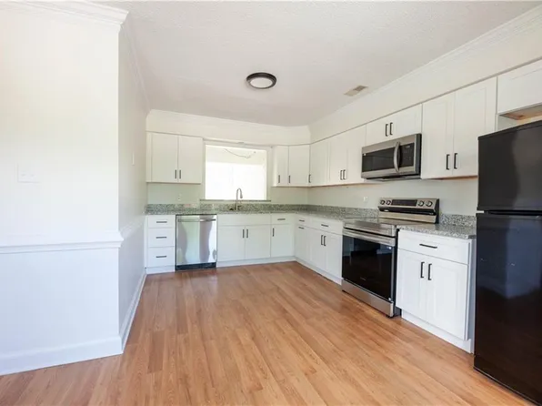 686 Lord Dunmore Dr, Virginia Beach, VA 23464