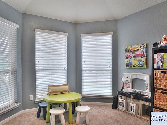 4th image of 906 Lauren St