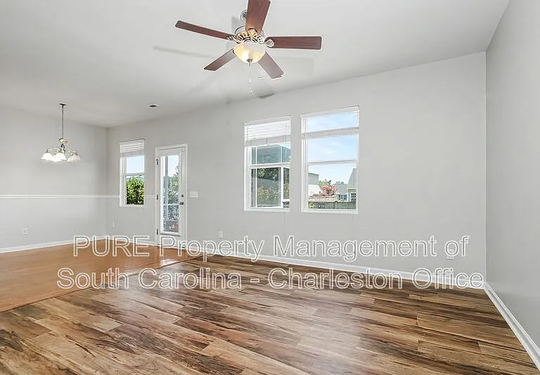 407 Greywood Ln — Photo 3