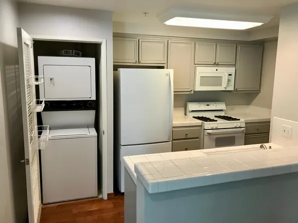 220 Caldecott Ln Unit 204, Oakland, CA 94618