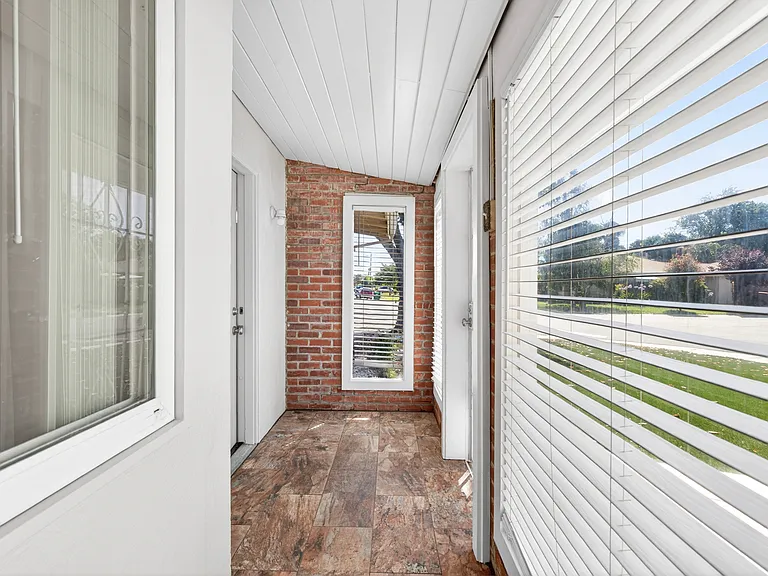 2203 Del Rio Dr — Photo 3