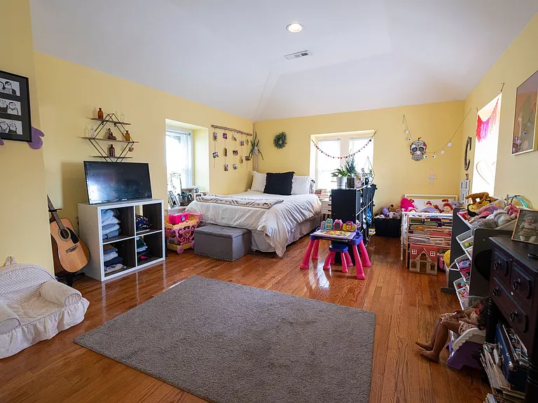 40 Port Norfolk St — Photo 3