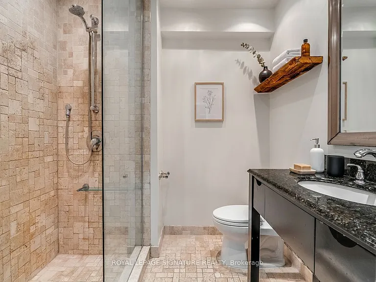 598 Wellington St W — Photo 13