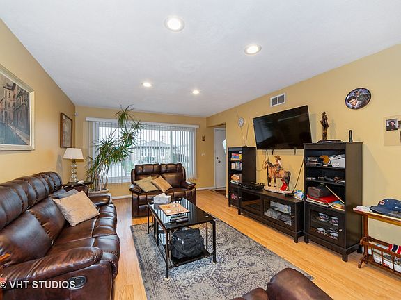 4th image of 3826 Emerson Dr