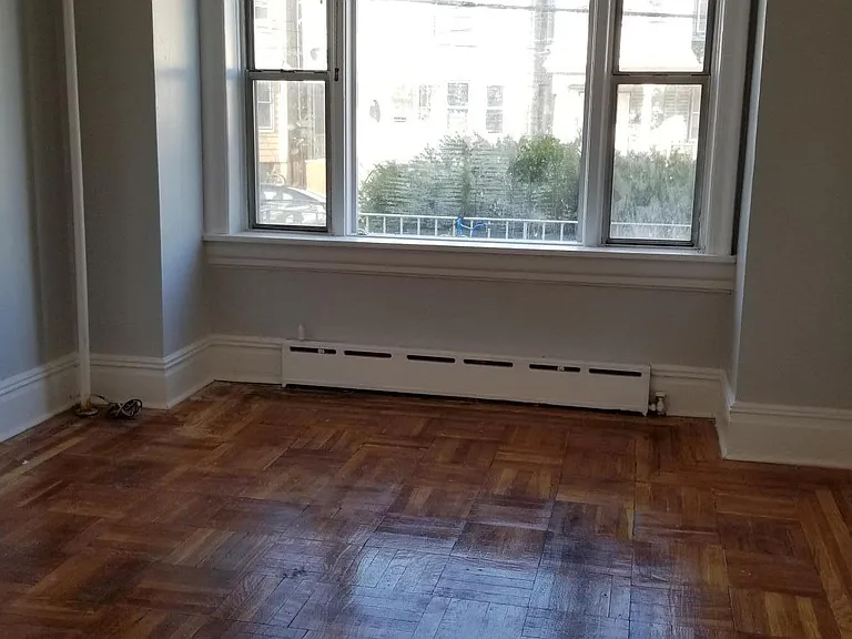 Very spacious bed Room with Great natural sunlight option