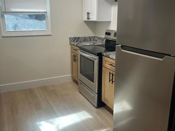 4th image of 1552 S Myrtle Ave