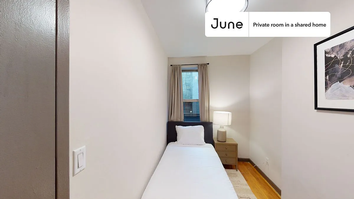 Twin bedroom in 3 bed/1 bath home in Upper East Side #543 B — Photo 3
