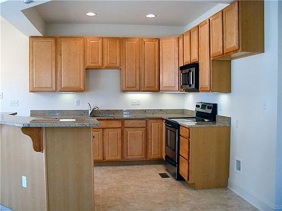 Spacious kitchen, 42" cabinets & granite