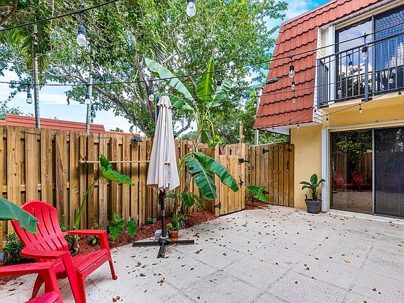 4th image of 733 NW 98 Circle