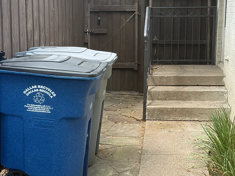 Side kitchen door entrance