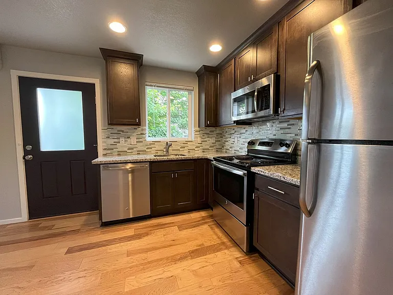 Charming SE Bungalow 3 Bed 2 Bathroom with Washer & Dryer — Photo 7