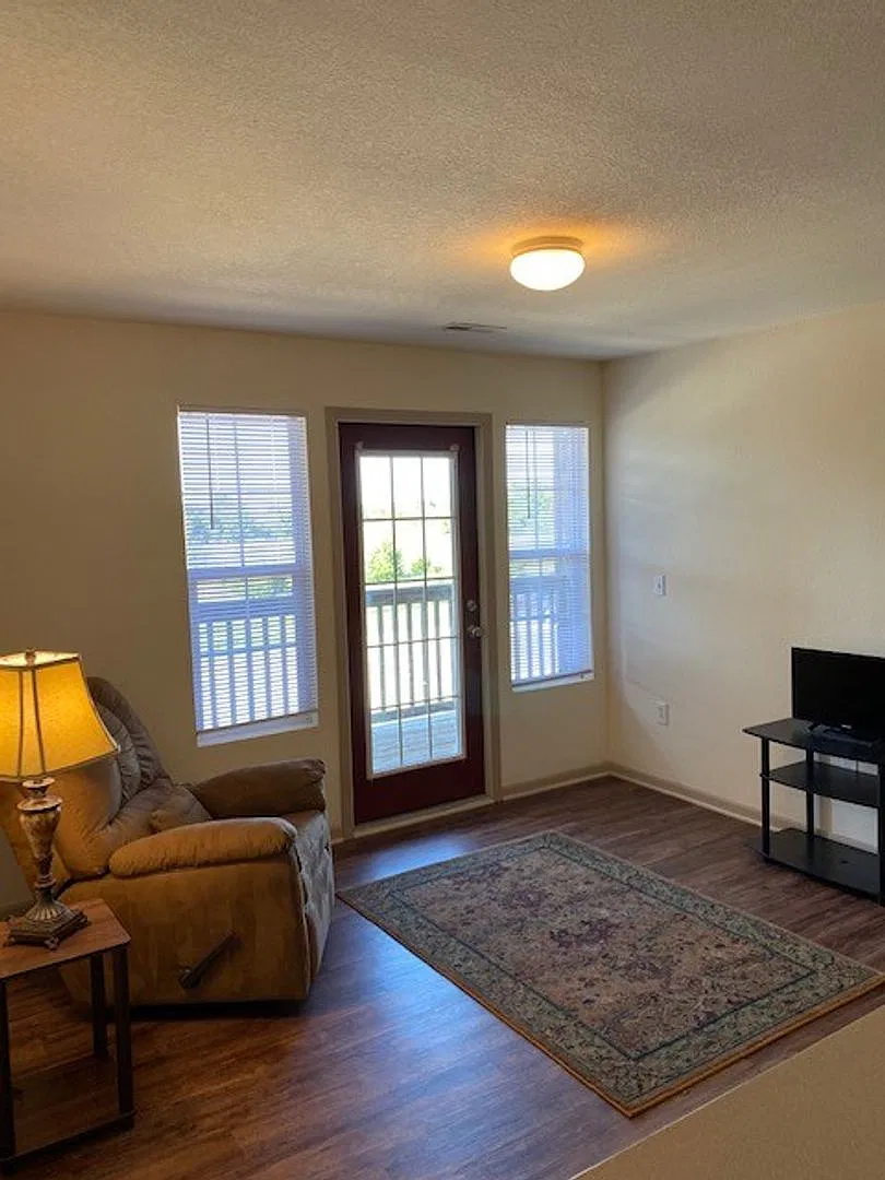 Renovated Apartment — Photo 2