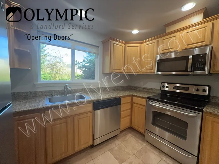 Don't miss out on this adorable 2 bedroom 1.5 bath townhome — Photo 2