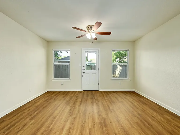 1531 Parkfield Cir — Photo 8