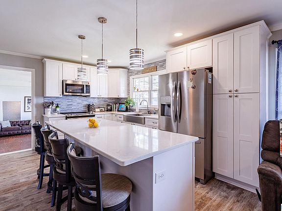 4th image of 181 Bridgeview Dr