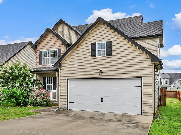 563 Falkland Cir — Photo 37