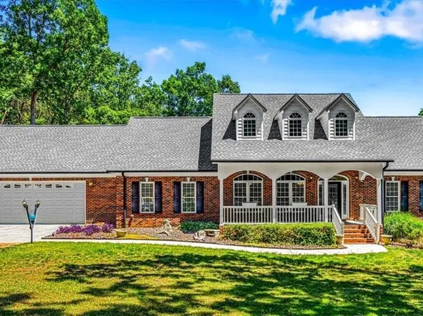 2668 Mountain Oak View Dr, Asheboro, NC 27205