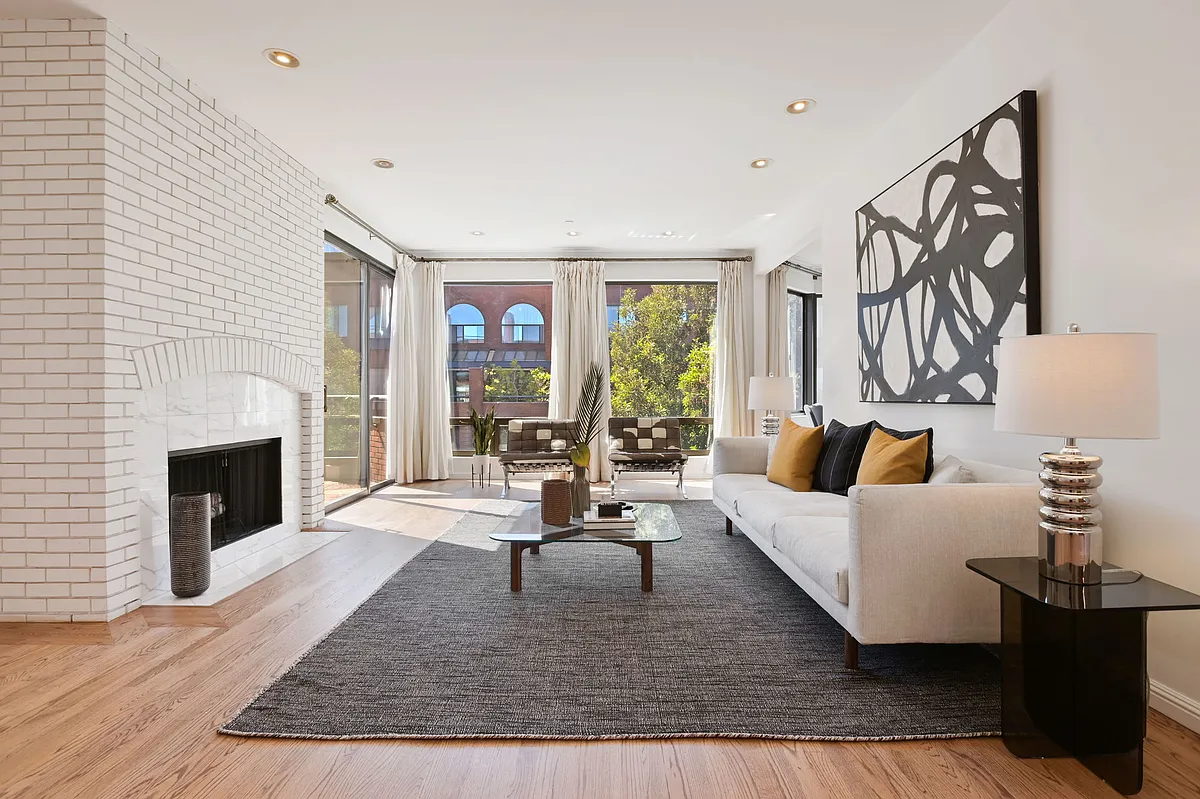 Building Photo - 640 Davis St #11