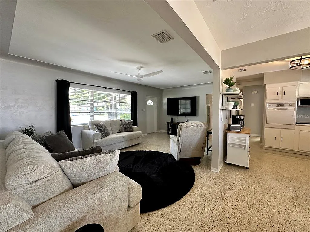 3 bed, 2.0 bath, 1230 sqft, $3,500 — Photo 3