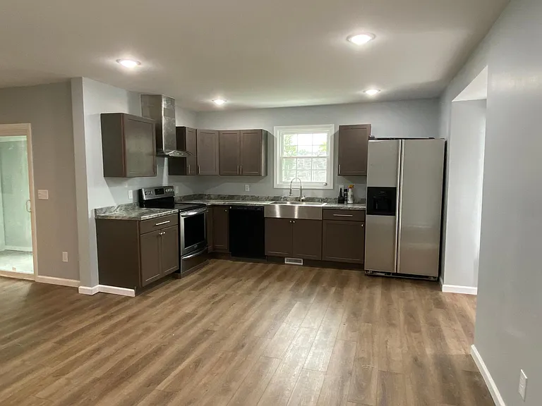 904 Earnest St — Photo 3