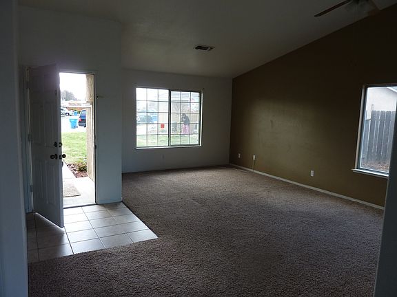 4th image of 3158 Fairmont Dr