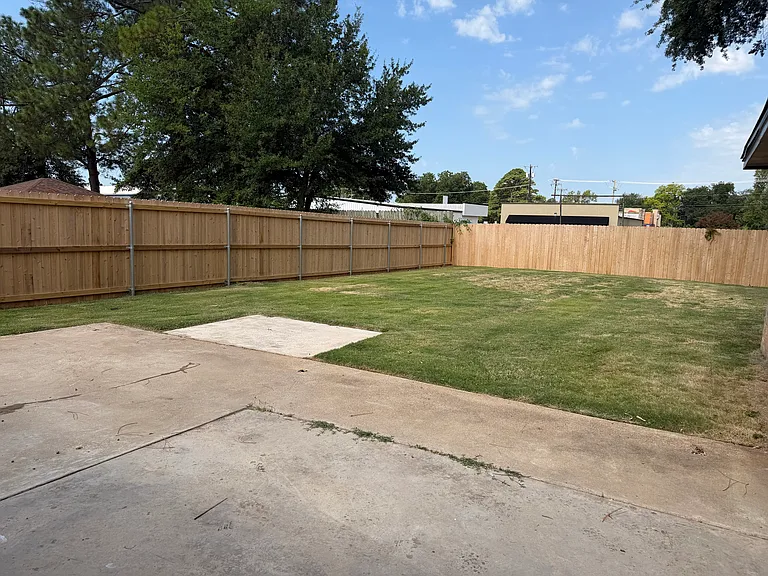 208 Hollie Cir — Photo 2