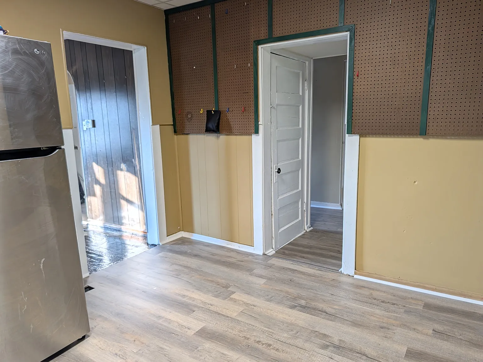 4 bed, 1.5 bath, 2025 sqft, $1,100 — Photo 3