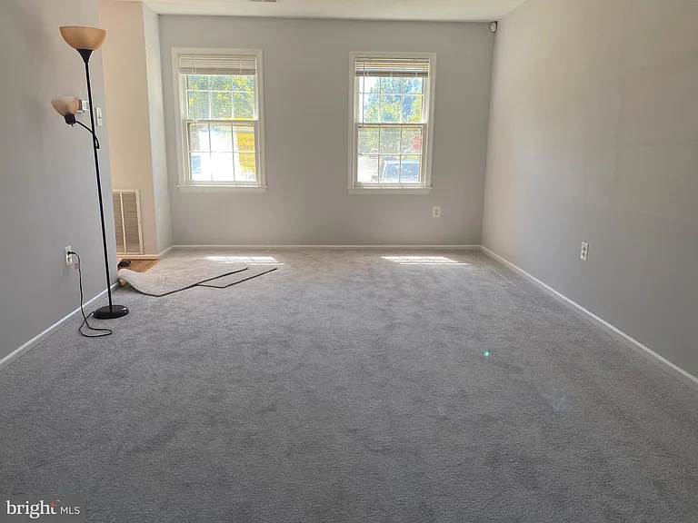 4 Chantilly Ct — Photo 27