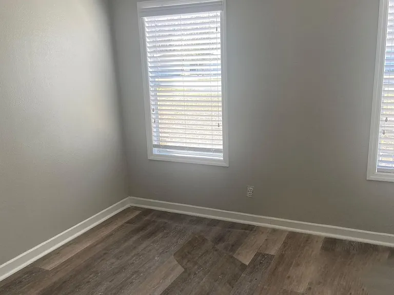319 SE Valerie Ct — Photo 4