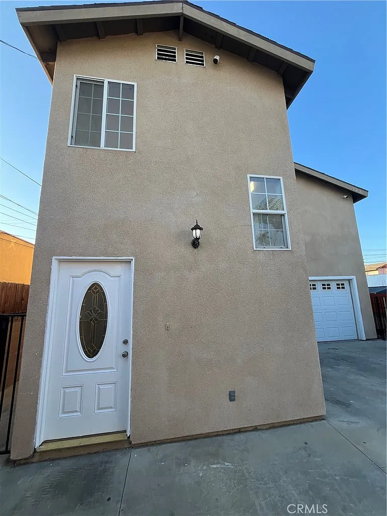5 bed, 2447 sqft, $3,975 — Photo 2