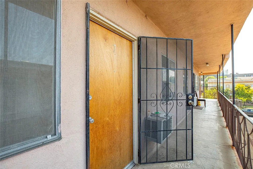 1 bed, 900 sqft, $2,100 — Photo 3