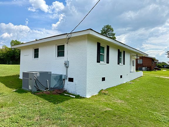 3rd image of 811 Hillside Dr