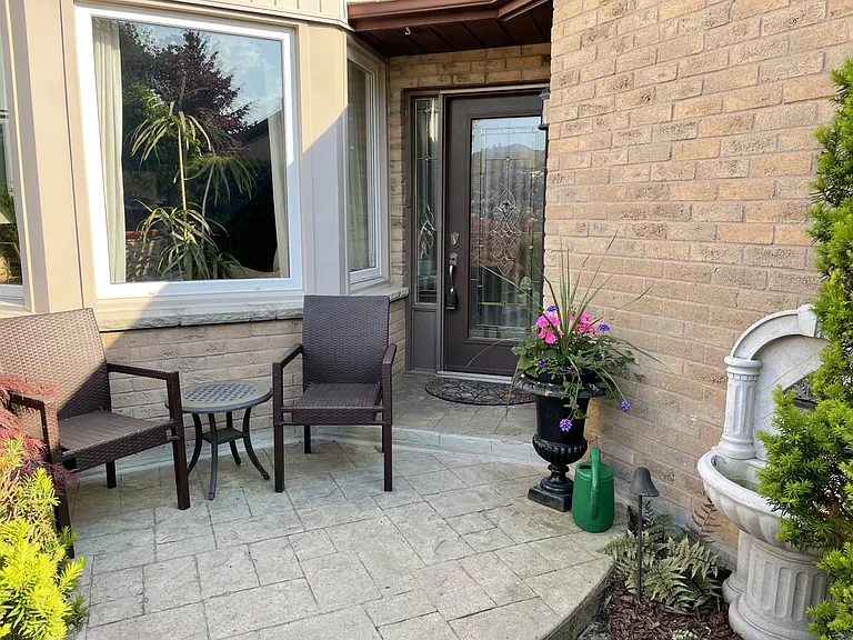 42 Newgreen Cres — Photo 2