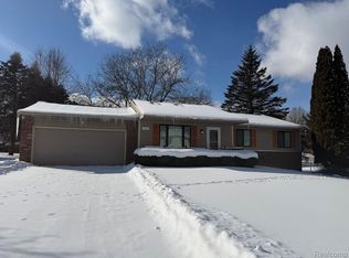 3639 Loch Dr, Highland, MI 48357