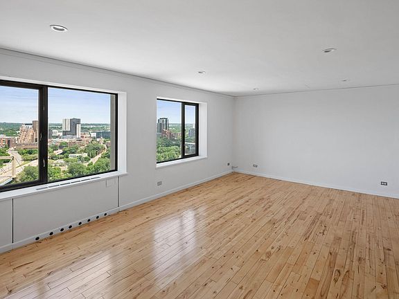5th image of 19 S 1st St APT B2706