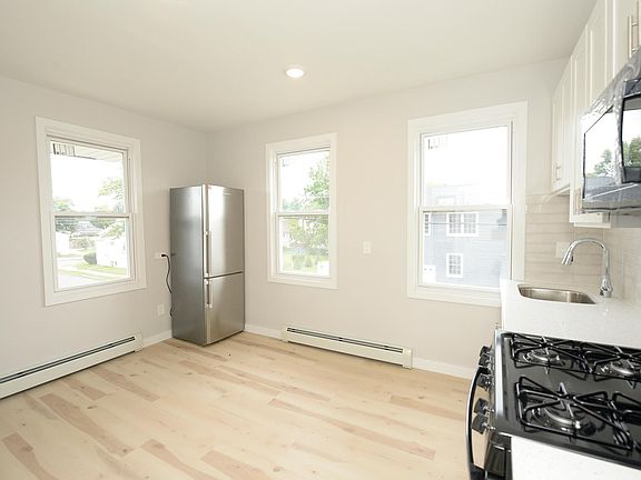 2nd image of 8-02 Chester St Floor 2