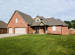 208 Sparrow Ln, Willard, MO 65781