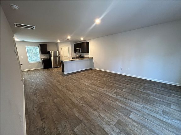 4th image of 102 Westminister Ave