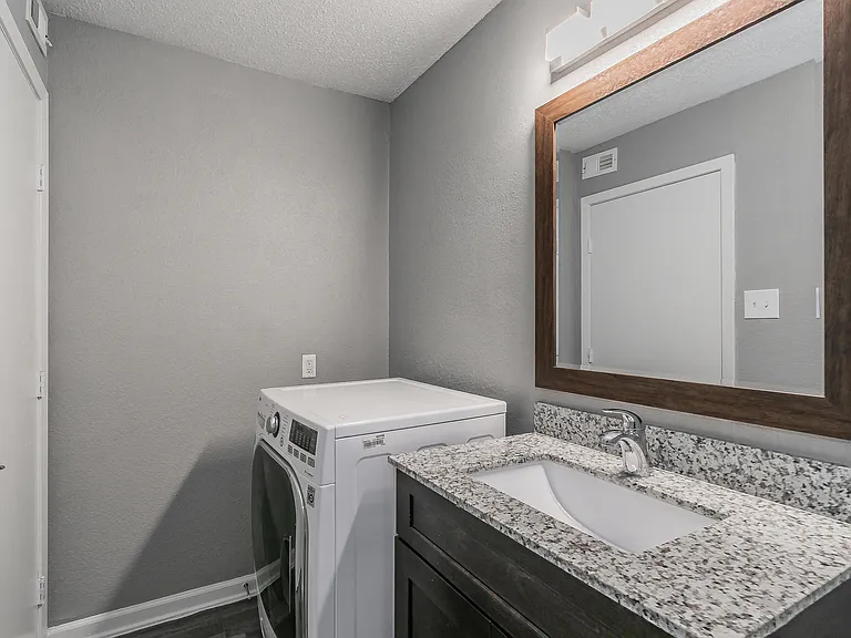 Verano Oaks Apartments — Photo 46