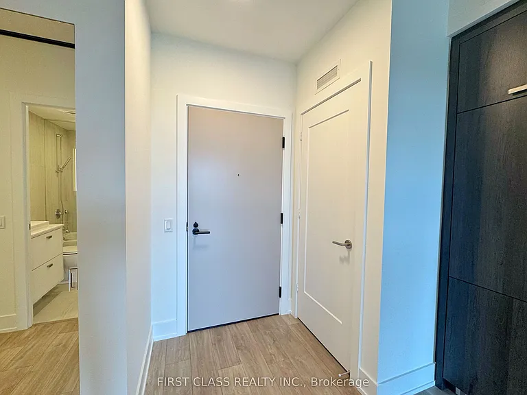 858 Dupont St #818 — Photo 4
