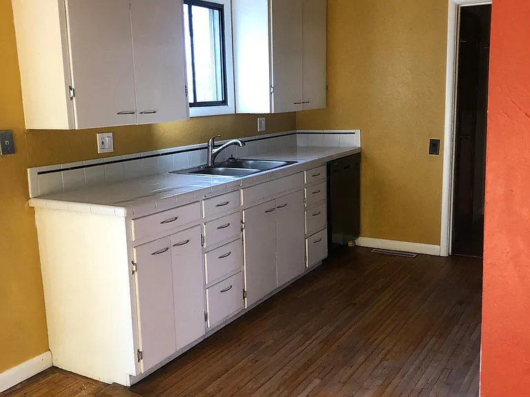 410 NE 10th St — Photo 11