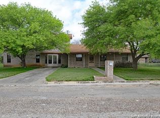 2206 21st St, Hondo, TX 78861