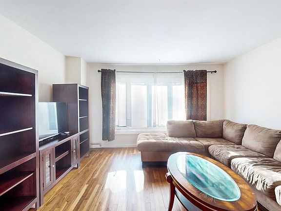 4th image of 10 Rumbrook Road