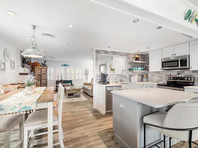 35 Willow Ave — Photo 4