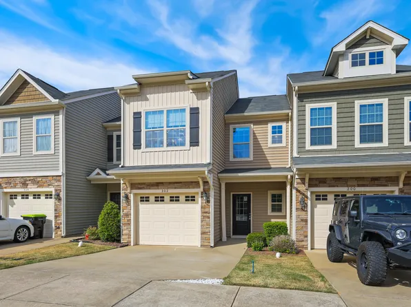 202 Beaconwood Ln, Holly Springs, NC 27540