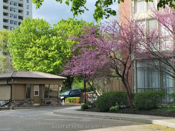 22 Southport St #332, Toronto, ON M6S 4Y9
