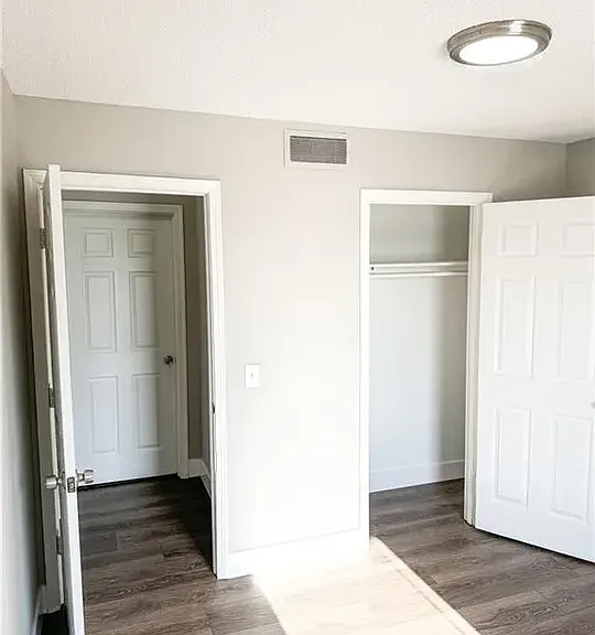 425 Castle Dr — Photo 2