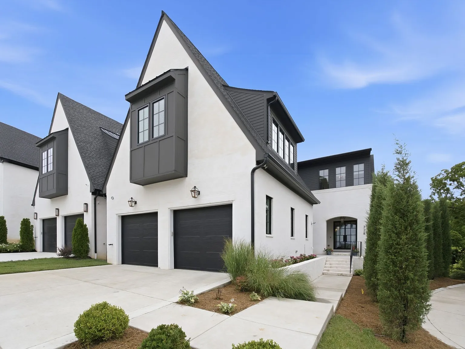 4 bed, 4.5 bath, 5094 sqft, $12,500 — Photo 1